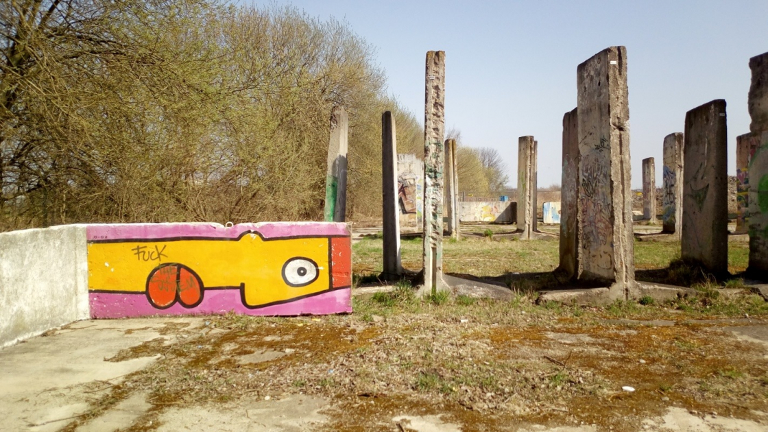 Foto mit Überresten der Berliner Mauer sind zu sehen